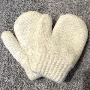 The Children’s Place white mittens 12mo/5T